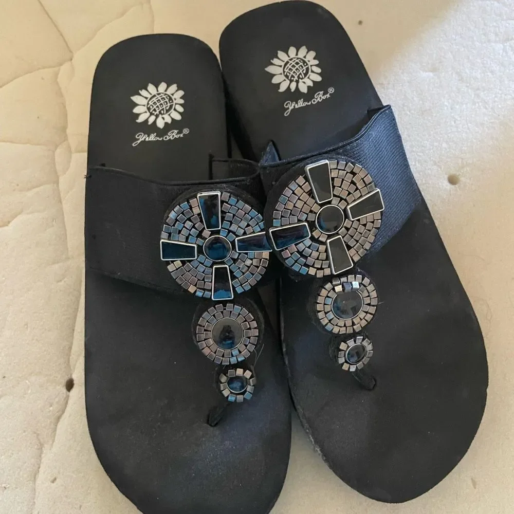Yellow Box size Black Beaded Sandals size 8.5 great condition - Picture 1 of 3